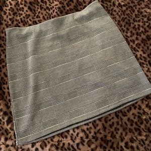 ⭐️ 3 for $20 - Medium Black and White Plaid Skirt